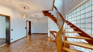 Eingangsbereich mit offener Holztreppe