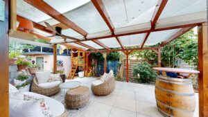 Großzügige, überdachte Terrasse