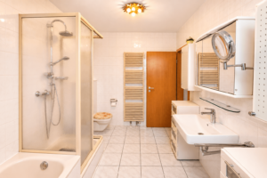Badezimmer mit Dusche und Wanne – EFH