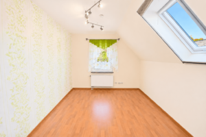 Zimmer im Dachgeschoss – EFH